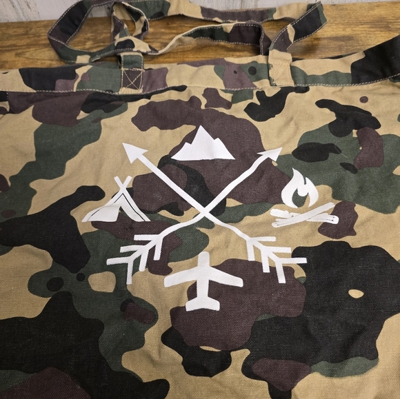 Camouflage Canvas Tote Bag with Arrow Design - Picture 2 of 11